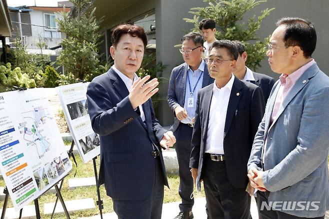 [전주=뉴시스]윤난슬 기자 = 우범기 전주시장은 3일 '팔복동 빈집 밀집 구역 재생 사업'으로 빈집을 개보수해 카페와 음식점으로 탈바꿈된 4곳의 상가를 찾아 애로사항을 청취하고, 도시재생 성공모델을 만들어달라고 당부했다.2023.08.03.(사진=전주시 제공)