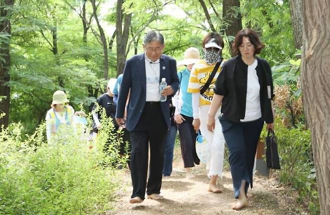 [충주=뉴시스] 맨발 걷기 행사. (사진=충주시 제공) photo@newsis.com *재판매 및 DB 금지