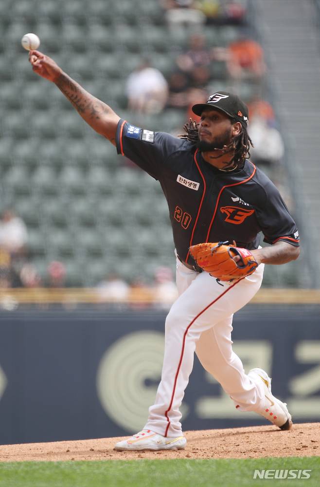 [서울=뉴시스] 고승민 기자 = 21일 서울 잠실야구장에서 열린 2023 KBO 리그 한화 이글스 대 LG 트윈스 경기, 1회말 LG공격 한화 선발투수 페냐가 역투하고 있다. 2023.05.21. kkssmm99@newsis.com