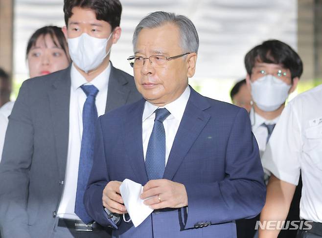 [서울=뉴시스] 김금보 기자 = 대장동 로비 의혹을 받는 박영수 전 특별검사가 3일 서울 서초구 서울중앙지방법원에서 청탁금지법 위반과 특정경제범죄 가중 처벌법상 수재 등 혐의로 자신의 두 번째 구속 전 피의자 심문에 출석하고 있다.  2023.08.03. kgb@newsis.com