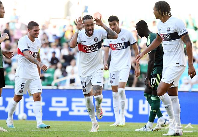 파리 생제르맹 FC 네이마르가 3일 오후 부산 연제구 아시아드주경기장에서 열린 전북 현대와의 경기에 출전해 선제골을 넣고 세리머니 하고 있다. 부산=황진환 기자
