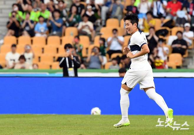 파리 생제르맹 FC 이강인이 3일 오후 부산 연제구 아시아드주경기장에서 열린 전북 현대와의 경기에 교체출전 하고 있다. 부산=황진환 기자