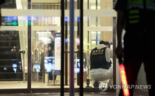 3일 오후 경기 성남시 분당구 서현역 인근 백화점에서 묻지마 흉기 난동이 발생해 경찰이 현장 감식을 하고 있다. 사진=연합뉴스