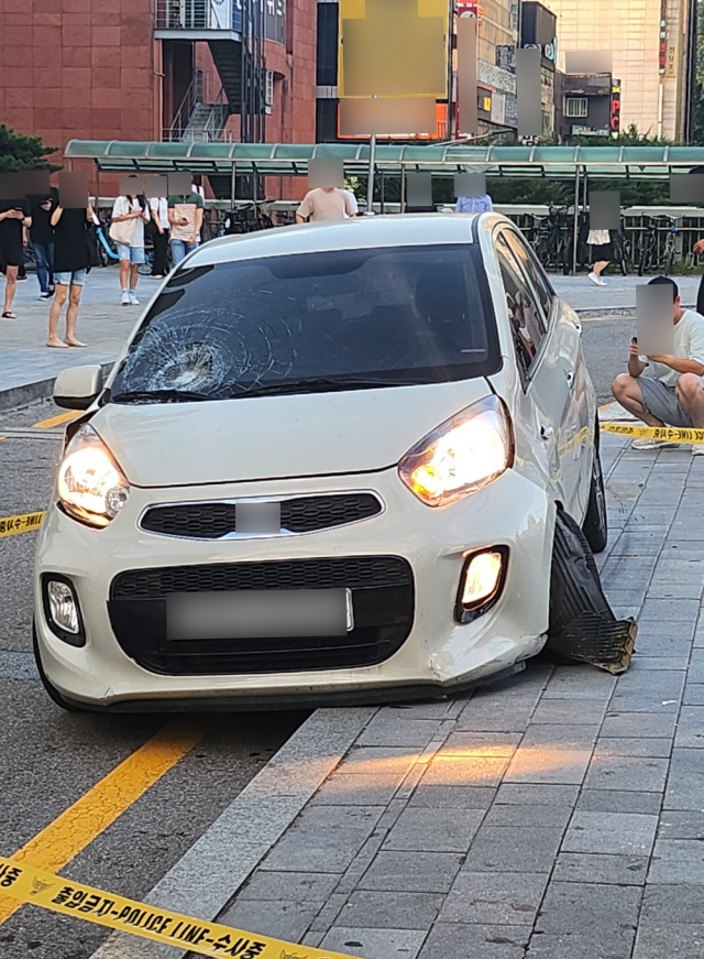 3일 오후 경기 성남시 분당구 서현역 인근 백화점에서 발생한 묻지마 흉기 난동 사건에 앞서 용의자가 경차를 몰고 인도로 돌진해 보행자들을 들이받는 사고를 내 4명이 부상한 것으로도 확인됐다. 사진은 용의자가 이용한 차량. 사진=독자 제공