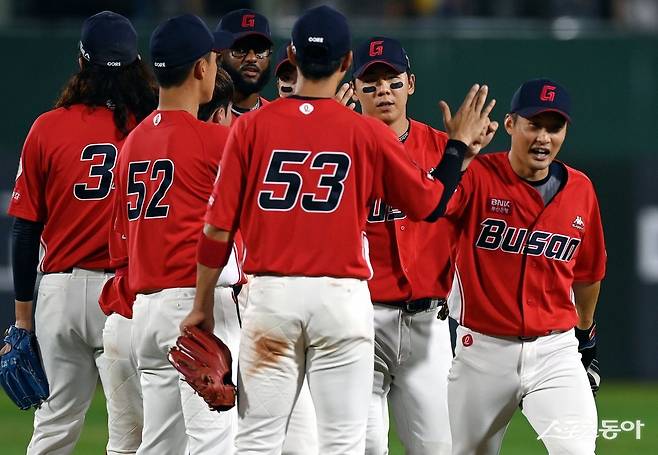 2일 부산 사직야구장에서 ‘2023 신한은행 SOL KBO리그‘ 롯데 자이언츠와 NC 다이노스의 경기가 열렸다. 롯데가 NC를 상대로 6-3으로 승리한 후 선수들이 그라운드에서 기쁨을 나누고 있다. 사직 | 김민성 기자 marineboy@donga.com