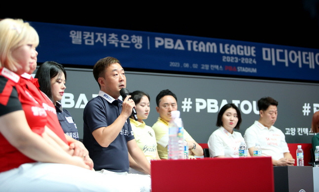 블루원리조트 주장 엄상필(왼쪽에서 3번째)이 2일 PBA 팀리그 미디어데이에서 취재진의 질문에 답하고 있다. /사진=PBA 투어