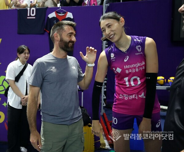 흥국생명 김연경과 세자르감독 인사.