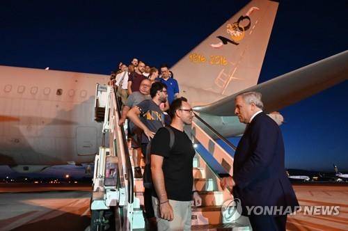 로마에 도착한 이탈리아 군용기  [EPA 연합뉴스, 재판매 및 DB 금지]