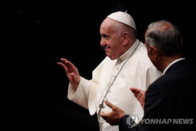 인사하는 프란치스코 교황 (리스본 AFP=연합뉴스) 프란치스코 교황이 2일(현지시간) 방문한 포르투갈 리스본 벨렘지구에 있는 문화센터에서 연설을 앞두고 관중들에게 손인사를 하고 있다. 2023.8.2 photo@yna.co.kr [재판매 및 DB 금지]