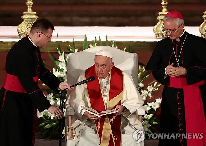 제로니무스 수도원 저녁 미사에 참석한 프란치스코 교황 (리스본 로이터=연합뉴스) 포르투갈을 방문 중인 프란치스코 교황이 2일(현지시간) 리스본 제로니무스 수도원에서 열린 저녁 미사에 참석했다. 2023.8.2 photo@yna.co.kr [재판매 및 DB 금지]