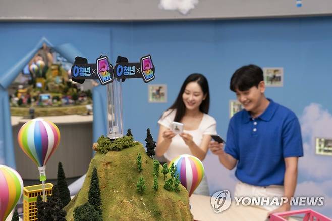 SKT, 0청년 프로모션으로 갤럭시 Z Fold5/Flip5 사전예약 인기몰이 (서울=연합뉴스) SK텔레콤이 지난 1일부터 시작된 갤럭시 Z 폴드5/플립5의 사전 예약에서 청년 대상의 프로모션이 좋은 반응을 얻었다고 3일 밝혔다. 사진은 서울시 마포구 플래그십 스토어 T팩토리에서 원더플립 미니어처존을 체험하고 있는 SK텔레콤 모델들 모습. 2023.8.3 [SK텔레콤 제공. 재판매 및 DB 금지] photo@yna.co.kr