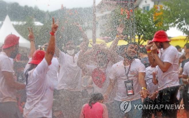 '토마토축제가 즐거워' [연합뉴스 자료사진]