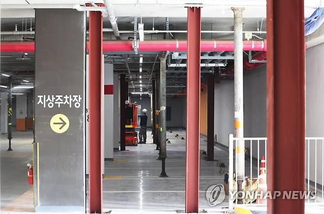 보강 작업 중인 LH 아파트 주차장 (오산=연합뉴스) 홍기원 기자 = 3일 지하 주차장 무량판 구조 기둥 일부에 철근이 빠진 것으로 확인된 경기도 오산시의 한 LH 아파트에서 보강 작업이 진행되고 있다. 2023.8.3 xanadu@yna.co.kr