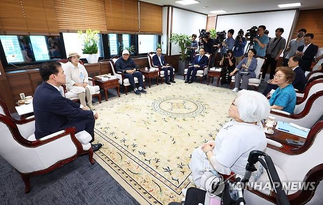 납북자·국군포로 단체 면담 나선 김영호 장관 (서울=연합뉴스) 김도훈 기자 = 김영호 통일부 장관이 정부서울청사 통일부 장관실에서 납북자·북한 억류자·북한포로 관련 단체 대표 및 억류자 가족들과 면담하고 있다. 2023.8.3 superdoo82@yna.co.kr