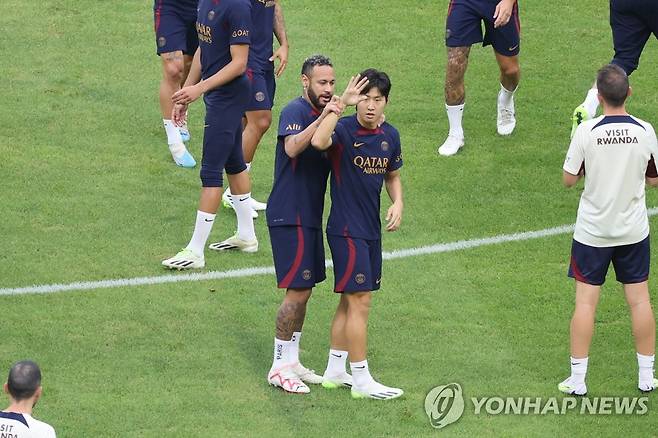 "이강인 왔다!"…PSG, 팬 환호 받으며 입국 뒤 오픈트레이닝