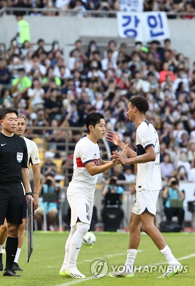 PSG 유니폼 입고 경기장 들어선 이강인 (부산=연합뉴스) 윤동진 기자 = 3일 오후 부산아시아드주경기장에서 열린 '쿠팡플레이 시리즈 3차전' 파리 생제르맹(PSG) 대 K리그1 전북 현대 경기에서 PSG 이강인이 경기장에 들어서고 있다. 2023.8.3 mon@yna.co.kr