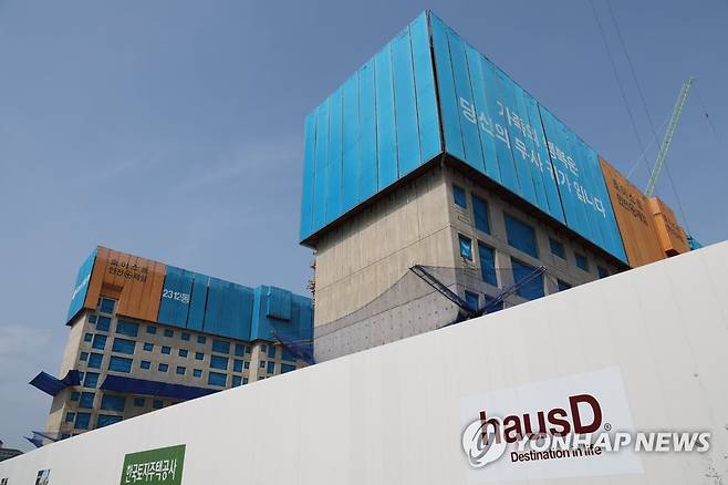 공사 중인 철근 누락 아파트 (파주=연합뉴스) 임병식 기자 = 1일 공사가 진행 중인 경기도 파주시 운정3(A23) 단지의 모습.
전날 국토교통부는 지하주차장 철근을 빠뜨린 한국토지주택공사(LH) 아파트 15개 단지를 공개했으며, 파주 운정3(A23 분양·1천12세대)은 공개된 단지 가운데 공사 중인 곳이다. 2023.8.1 andphotodo@yna.co.kr