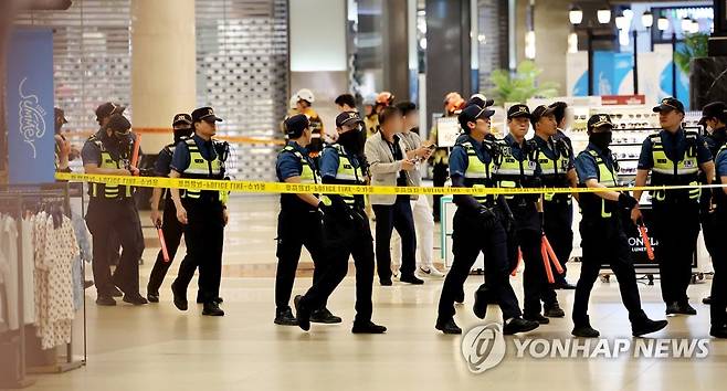 묻지마 흉기 난동 현장 통제하는 경찰 (성남=연합뉴스) 홍기원 기자 = 3일 오후 경기 성남시 분당구 서현역에서 묻지마 흉기 난동이 발생해 경찰이 현장을 통제하고 있다. 2023.8.3 xanadu@yna.co.kr