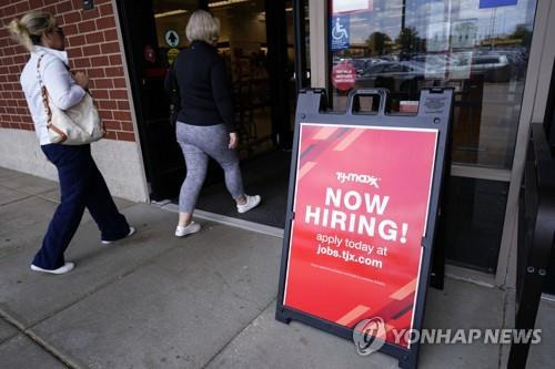 미국의 한 유통업체에 게시된 구인광고 [AP 연합뉴스 자료사진]