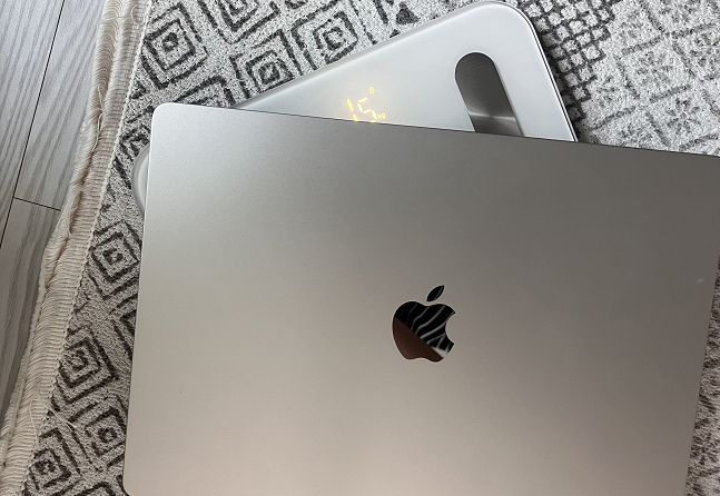 15인치 맥북 에어의 무게는 약 1.5kg이다. 맥북의 사용 시간은 최대 18시간으로 충전기 없이 외출도 가능하다. /사진=백유진 기자 byj@