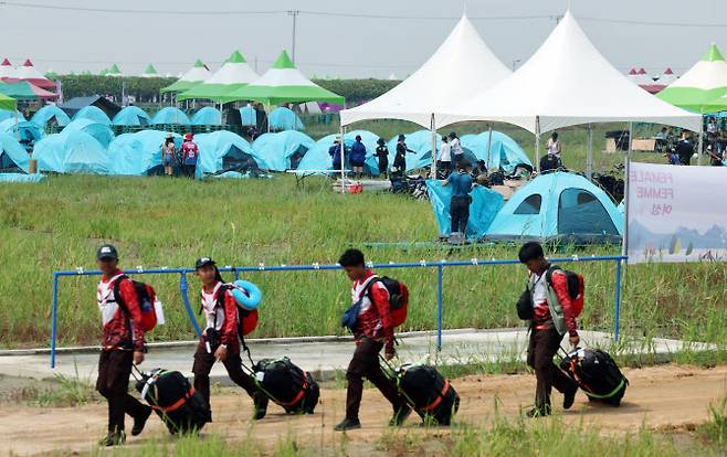 2023 새만금 세계스카우트 잼버리 개막일인 1일 전북 부안군 하서면 야영장으로 스카우트 대원들이 걸어가고 있다. (사진=연합뉴스)