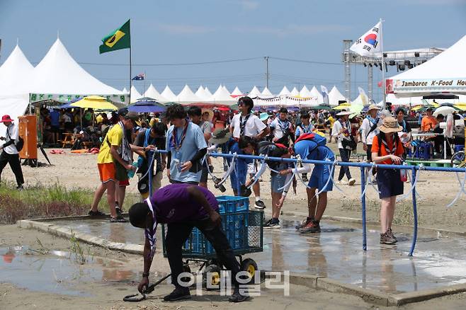 2023 새만금 세계스카우트잼버리 참가자들이 4일 오전 전북 부안군 잼버리 델타구역에서 물을 뿌리며 더위를 식히고 있다.(사진=이데일리 노진환 기자)