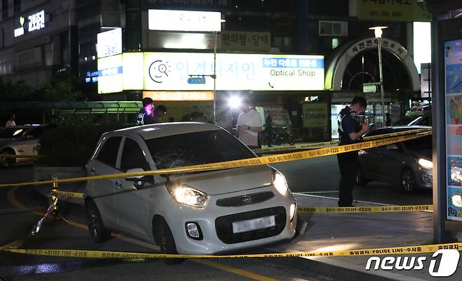 서현역 일대에서 묻지마 흉기난동 사건이 발생한 3일 오후 경기 성남시 분당 서현역 AK백화점 앞에 범인이 인도로 돌진한 차량이 세워져 있다.2023.8.3/뉴스1 ⓒ News1 장수영 기자