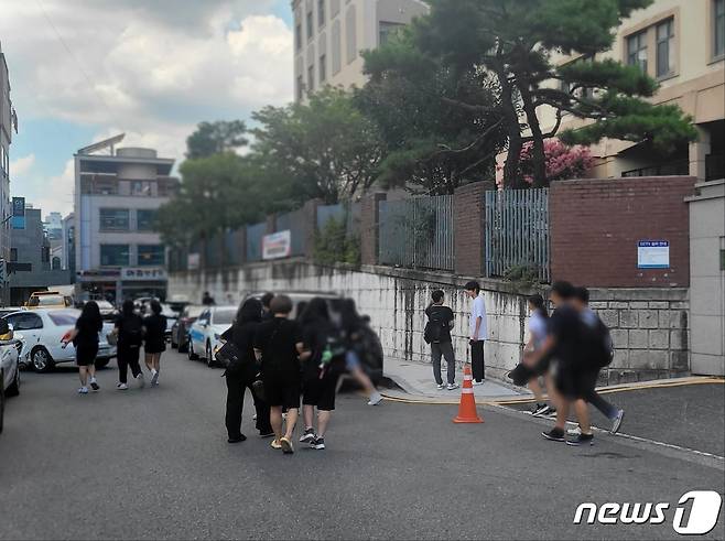 4일 오후 2시가 지나며 교사피습 사건이 일어난 학교 학생들이 교문을 나서고 있다. /뉴스1 백운석 기자