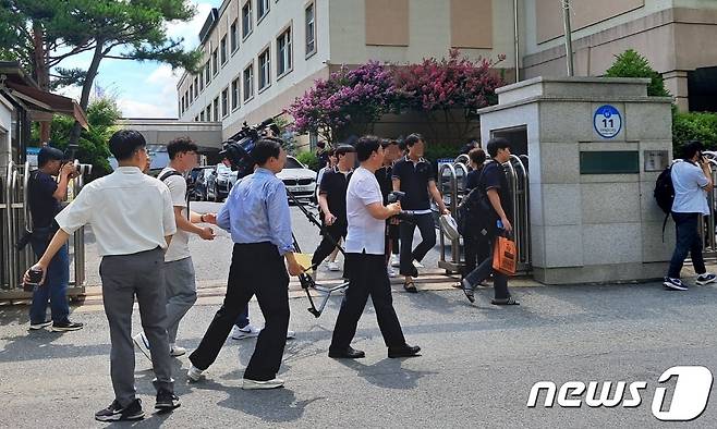 4일 오전 교사 피습사건이 일어난 대전 대덕구의 한 고교 앞에서 하교하는 학생들과 취재진이 뒤엉켜 있다. /뉴스1 ⓒNews1 최일 기자