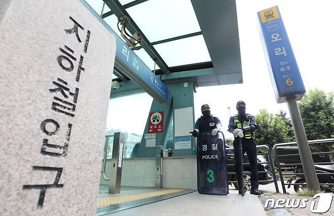 4일 오후 경기 성남시 분당구 오리역에서 경찰 병력이 순찰을 하고 있다. 경찰은 ‘서현역 묻지마 흉기난동’ 사건 후 온라인 공간에서 또 다른 ‘오리역 살인예고’ 글이 작성되자 성남시 분당지역에 인력 98명을 긴급배치 했다. 2023.8.4/뉴스1 ⓒ News1 김영운 기자