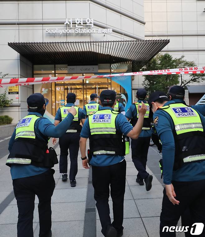 서현역 일대에서 묻지마 흉기 난동 사건이 발생한 3일 오후 경기 성남시 분당구 AK백화점에 경찰과 소방 관계자들이 들어가고 있다. 이날 오후 6시쯤 연령미상의 남성 A씨가 자신의 승용차를 이용해 인도로 돌진 후 차량에서 내려 흉기를 휘둘렀다. 이로 인해 14명의 시민이 다쳐 인근 병원으로 옮겨졌으며 현장에 출동한 경찰에 A씨는 긴급체포됐다. 2023.8.3/뉴스1 ⓒ News1 장수영 기자