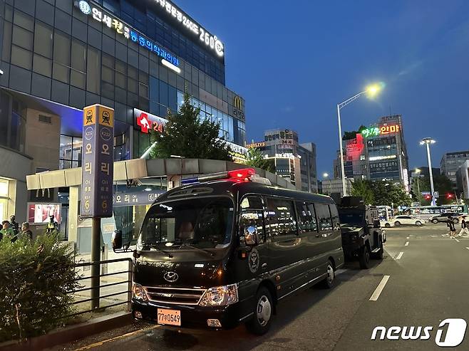 경기도 오리역 인근에 경찰 특공대 차량이 배치돼 있다(경찰청 제공)