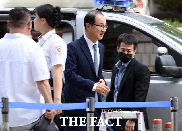 '더불어민주당 전당대회 돈봉투 의혹' 핵심 피의자로 거론되는 이성만 의원이 4일 오전 서울 서초구 서울중앙지방법원에서 열린 구속 전 피의자심문(영장실질심사)에 출석하고 있다./이새롬 기자