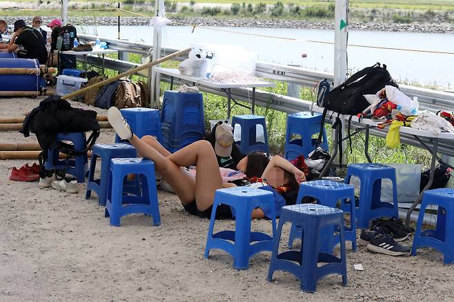 '2023 새만금 제25회 세계스카우트잼버리'가 열리고 있는 3일 전북 부안군 세계스카우트잼버리 뗏목 체험장에서 스카우트 대원들이 연일 이어지는 폭염을 피해 휴식을 하고 있다. /뉴시스