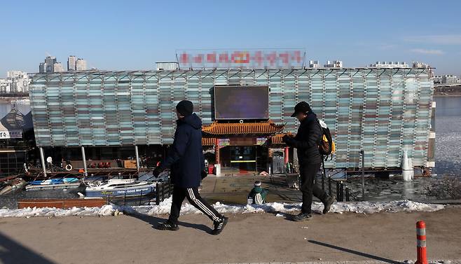 스페인에 본부를 둔 비정부기구(NGO) '세이프가드 디펜더스'는 지난해 말 "중국 정부가 외국에 거점을 두고 비밀경찰을 운영하고 있다"고 밝혔다. 사진은 한국 내 비밀경찰서로 거론된 서울 한강변의 식당 동방명주. /뉴스1