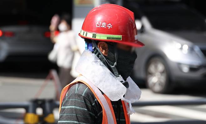 폭염이 계속된 4일 대구 중구의 한 공사장에서 근로자가 목에 얼음주머니를 두르고 더위를 이겨내고 있다. 연합뉴스 제공