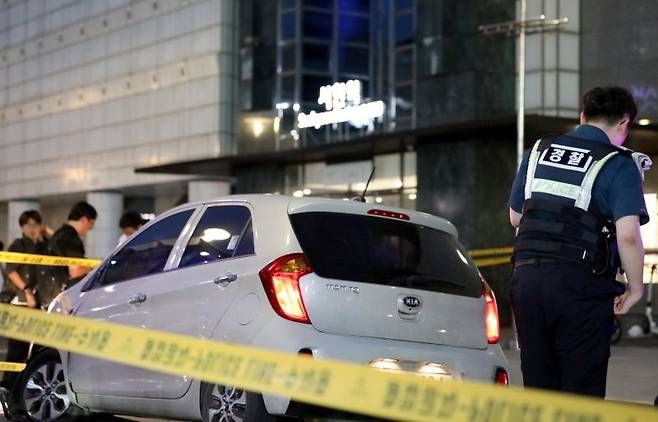 서현역 일대에서 묻지마 흉기 난동 사건이 발생한 지난 3일 오후 경기 성남시 분당 서현역 AK백화점 앞에 범인이 인도로 돌진한 차량이 세워져 있다. 이날 오후 6시쯤 연령미상의 남성 A씨가 자신의 승용차를 이용해 인도로 돌진 후 차량에서 내려 흉기를 휘둘렀다. 이로 인해 14명의 시민이 다쳐 인근 병원으로 옮겨졌으며 현장에 출동한 경찰에 A씨는 긴급체포됐다. /사진=뉴스1
