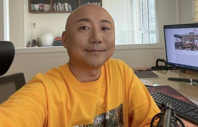 웹툰 작가 주호민이 자폐 스펙트럼 장애를 가진 아들을 가르쳤던 특수교사를 아동학대 혐의로 고소한 사실이 뒤늦게 알려지면서 파문이 일었다. 주호민 SNS