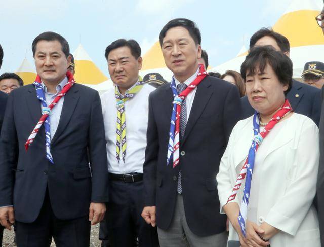 김기현(왼쪽 세 번째) 국민의힘 대표가 지난달 27일 전북 부안군 새만금 세계스카우트잼버리 현장을 찾아 설명을 듣고 있다. 연합뉴스