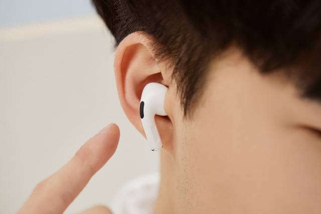 이어폰은 좁은 귓구멍을 막고 소리를 내기에 소리 압력이 직접적으로 고막에 전달돼 귀 건강에 특히 악영향을 미칠 수 있다./사진=클립아트코리아