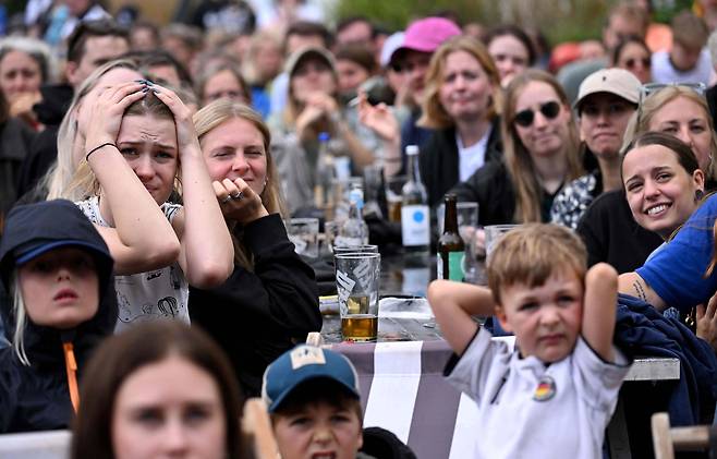 독일 베를린에서 아쉬워하는 독일 축구팬들. AFP=연합뉴스