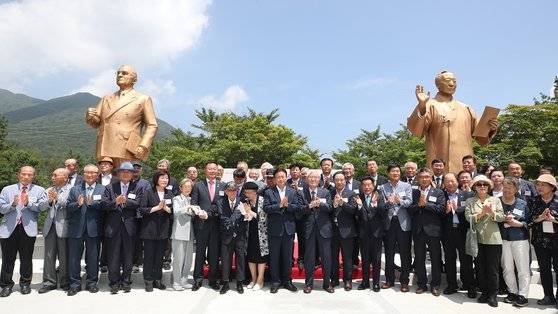 지난 7월 27일 정전협정 체결 70주년을 맞아 경북 칠곡군 '다부동 전적 기념관' 마당에 세워진 이승만 전 대통령과 해리 트루먼 전 미국 대통령 동상. 북한의 남침을 격퇴하고 자유민주주의를 지켰다.[연합뉴스]
