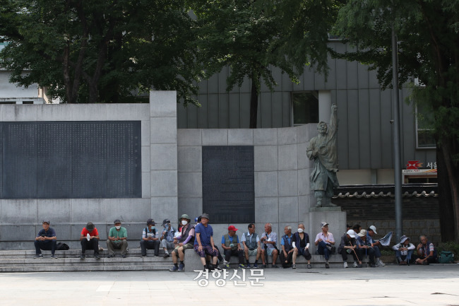 지난달 31일 서울 종로구 탑골공원 인근에서 시민들이 더위를 피해 쉬고 있다. 한수빈 기자