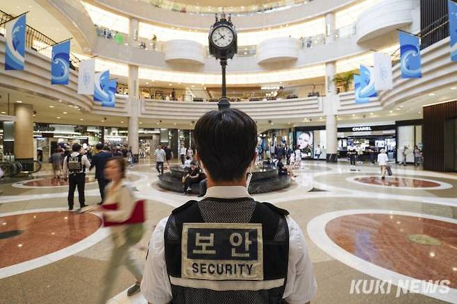 지난 3일 오후 경기 성남시 분당 서현역 인근 대형 쇼핑몰에서 벌어진 '묻지마 흉기 난동' 사건으로 다친 피해자 14명 대다수가 중상을 입어 병원 치료를 받고 있는 가운데, 2명이 뇌사 가능성이 있는 위중한 상태인 것으로 전해졌다. 사진은 4일 오전 경기 성남시 분당 서현역 인근 대형 쇼핑몰에 보안요원이 배치돼 있다.