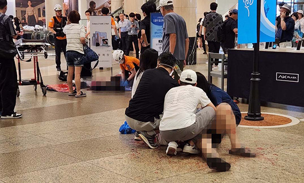 The stabbing incident at Seohyeon Station in Bundang District, Seongnam City, Gyeonggi Province, on Aug. 3. [Image captured from Twitter]