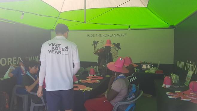 문체부·관광공사 한국관광홍보관에서 외국 참가대원들이 '갓' 만들기 체험에 참여하고 있다/사진= 유동주 기자
