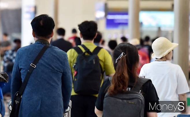 ▲ 출국, 탑승 게이트로 향하는 휴가객들