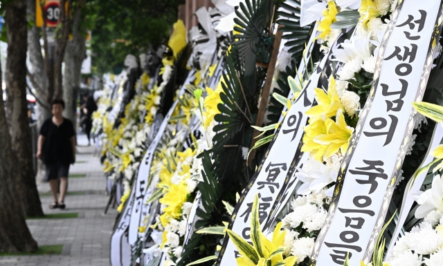 서울 서초구 서이초 인근에 A씨를 추모하는 조화가 놓여있다. 임세준 기자