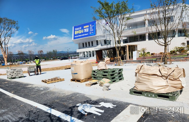 전남도청 동부청사가 7월14일 준공된 이후 8월까지도 내.외부 보강공사가 진행되고 있다. /박대성 기자.