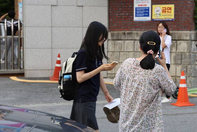 4일 오후 2시께 대전 대덕구 교사 피습 사건이 발생한 한 고등학교에서 일찍 하교하게 된 자녀를 한 학부모가 걱정스러운 마음에 마중 나와 있다. 이날 오전 10시 3분께 이 학교에 '졸업생'이라고 말하고 출입한 외부인이 40대 교사를 흉기로 찌르고 도주한 사건이 발생했다. 피해 교사는 병원으로 옮겨져 수술을 받고 있고, 용의자는 이날 낮 12시 20분께 중구 태평동 한 거리에서 검거됐다. [연합]